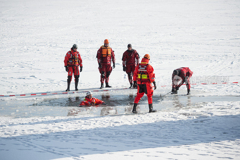 GE Celje在Smartinsko Jezero湖进行冰救援演习